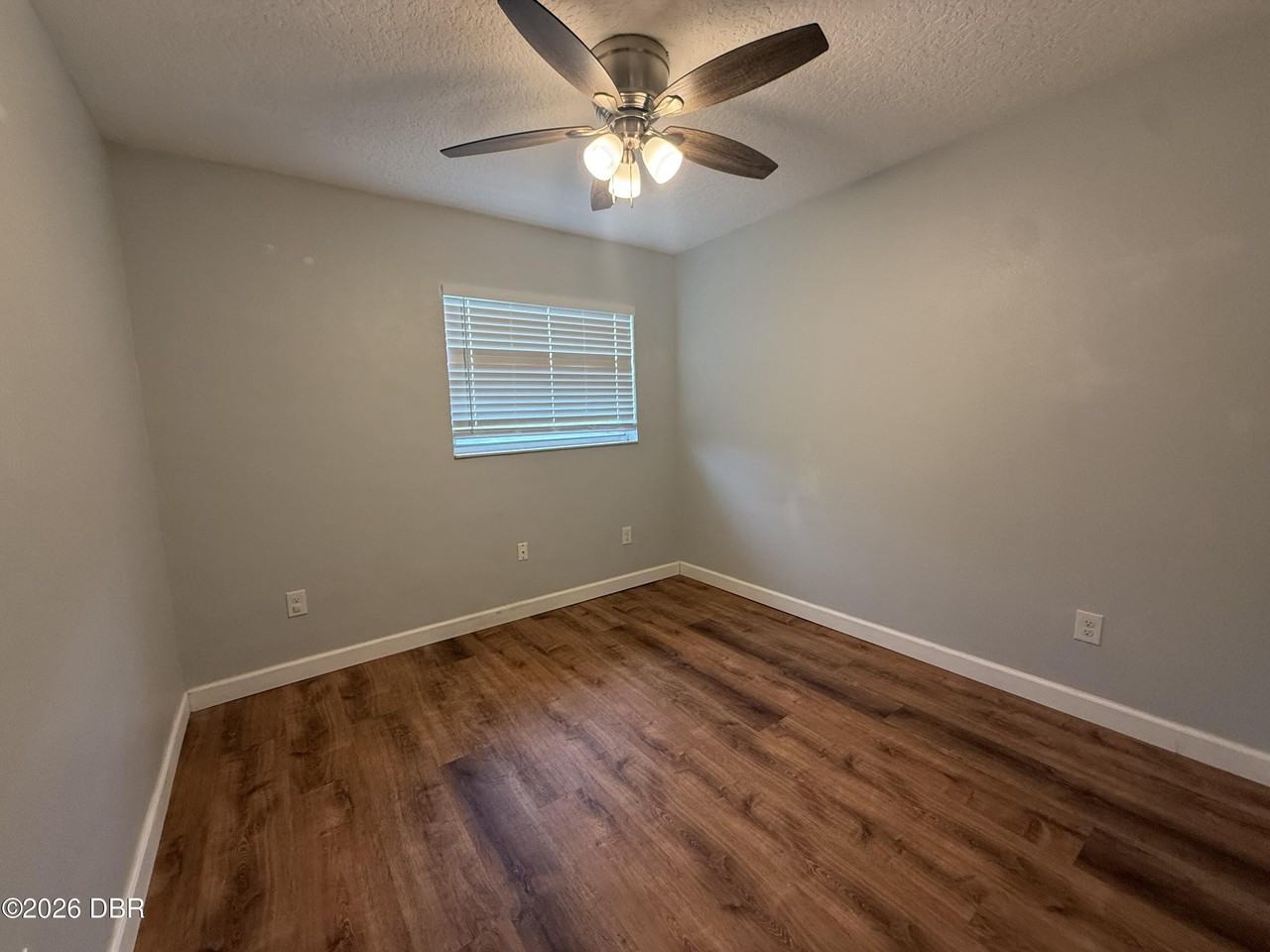 228 E Holly Dr - Photo 6 of 11