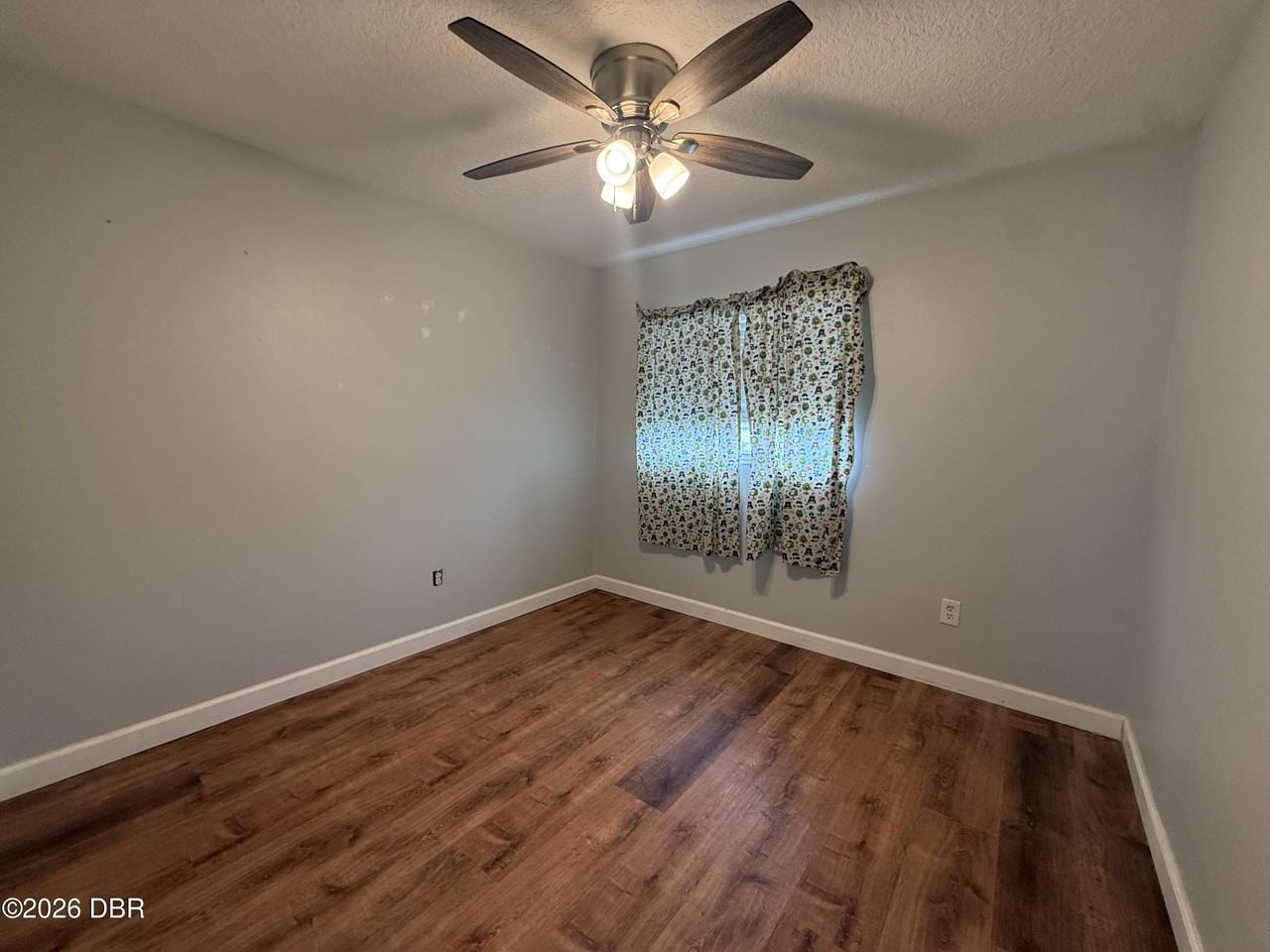 228 E Holly Dr - Photo 7 of 11