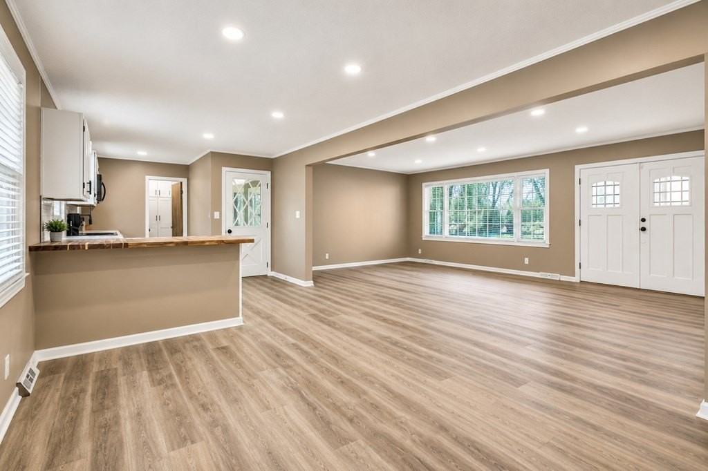 129 Hillwood Dr - Photo 3 of 7