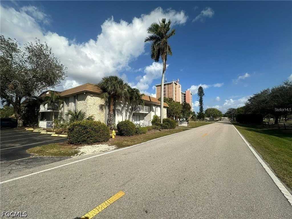1830 Maravilla Ave #106 - Photo 5 of 23