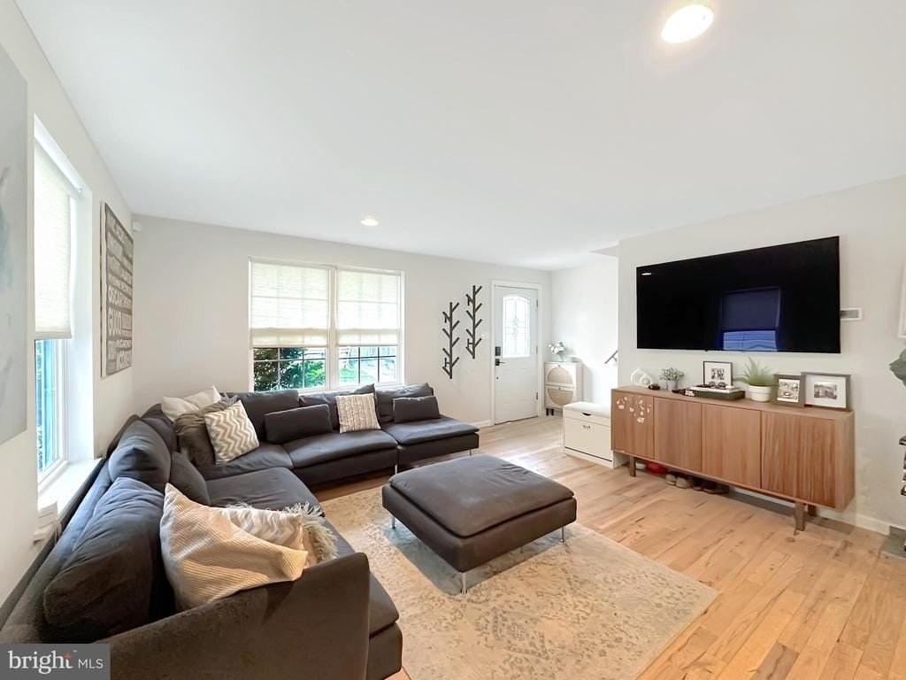 717 Brook St - Photo 7 of 26