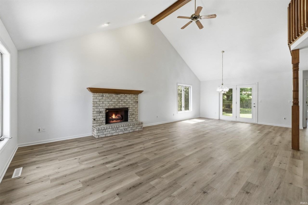 11709 Leo Rd - Photo 7 of 36
