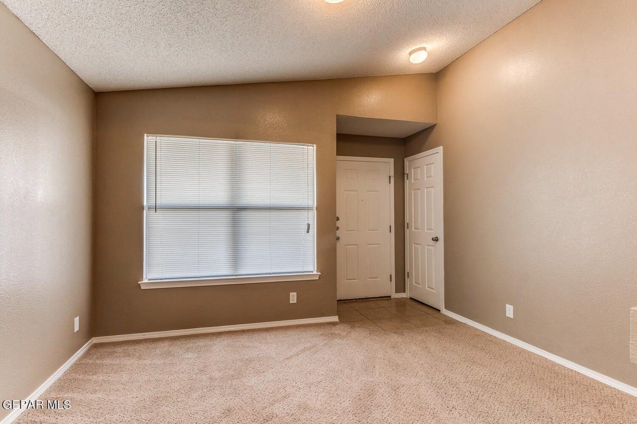 3289 Emerald Point Dr - Photo 4 of 26
