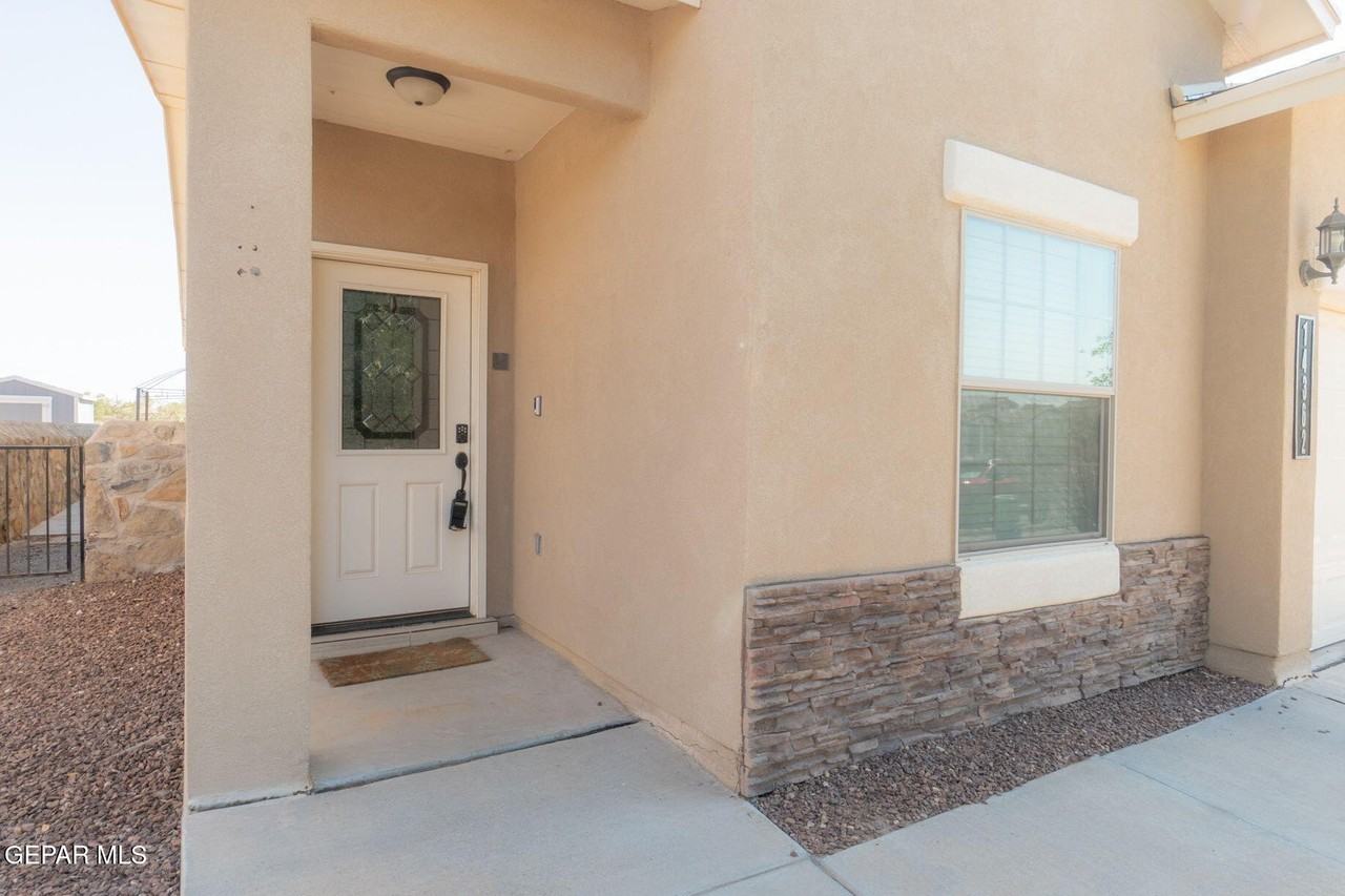 14362 Loma Esmeralda Dr - Photo 2 of 33