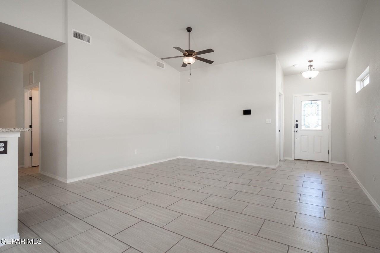 14362 Loma Esmeralda Dr - Photo 3 of 33