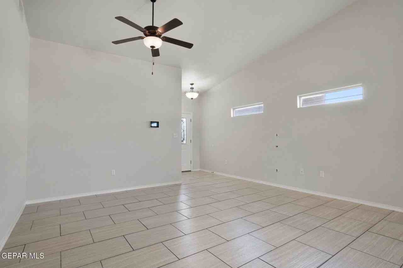 14362 Loma Esmeralda Dr - Photo 4 of 33