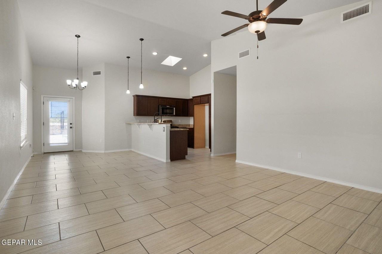 14362 Loma Esmeralda Dr - Photo 5 of 33
