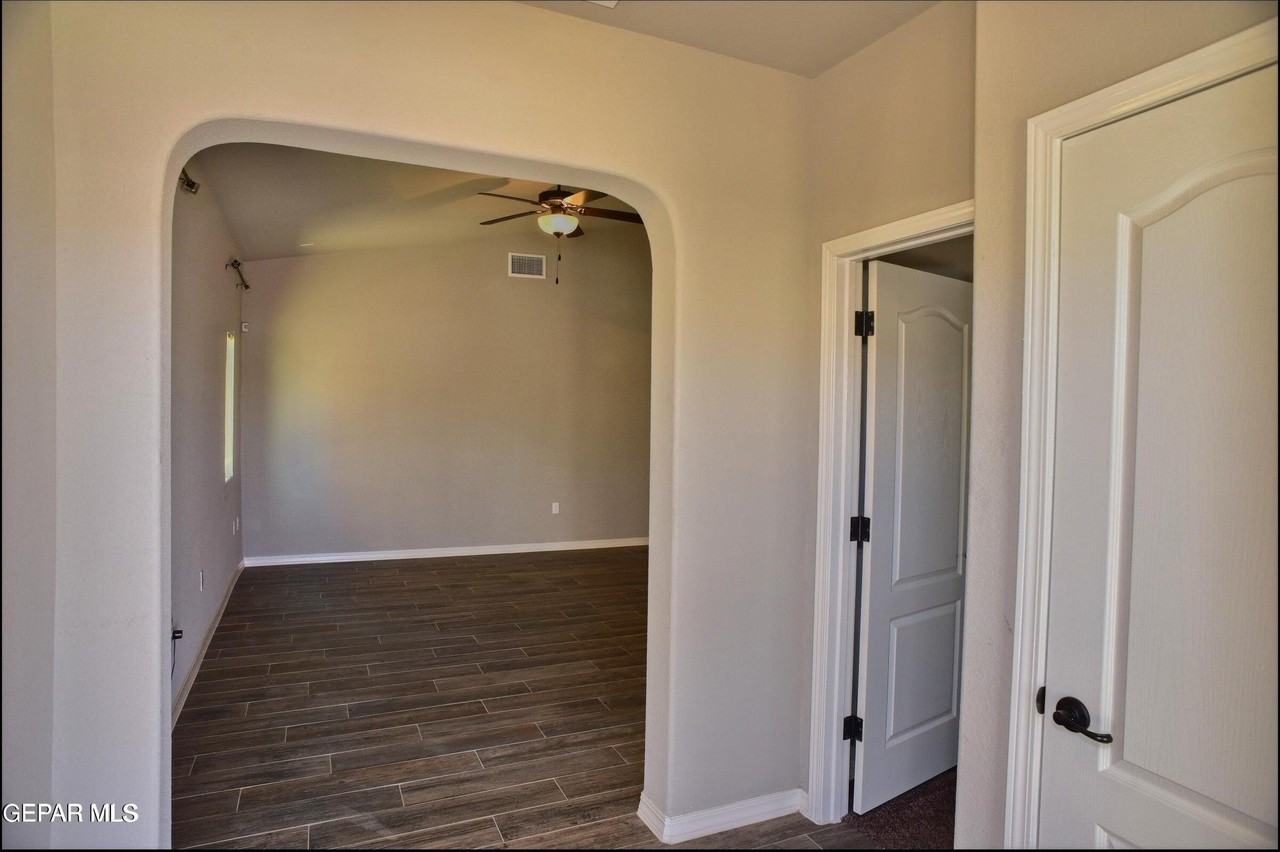 2120 Thomas Lackland St - Photo 3 of 41