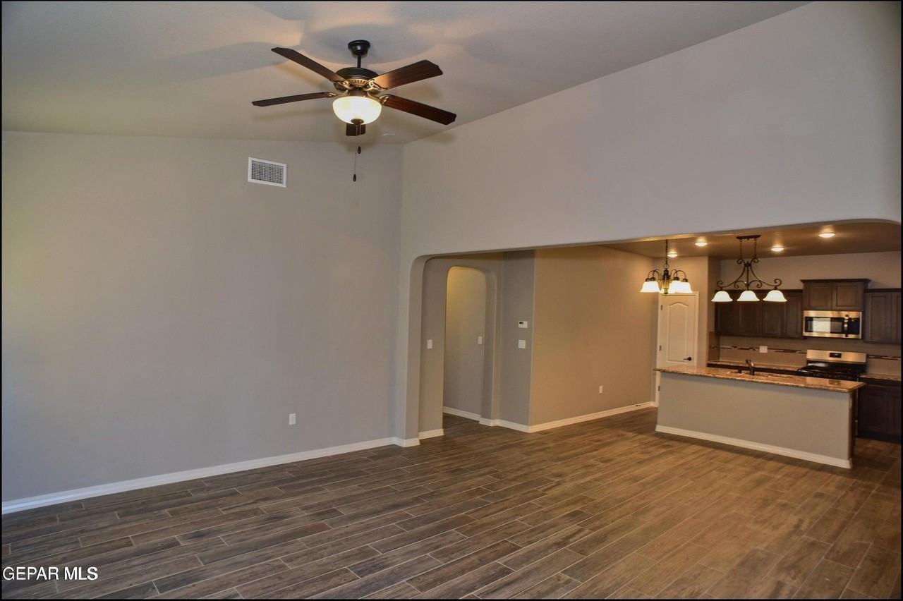 2120 Thomas Lackland St - Photo 4 of 41