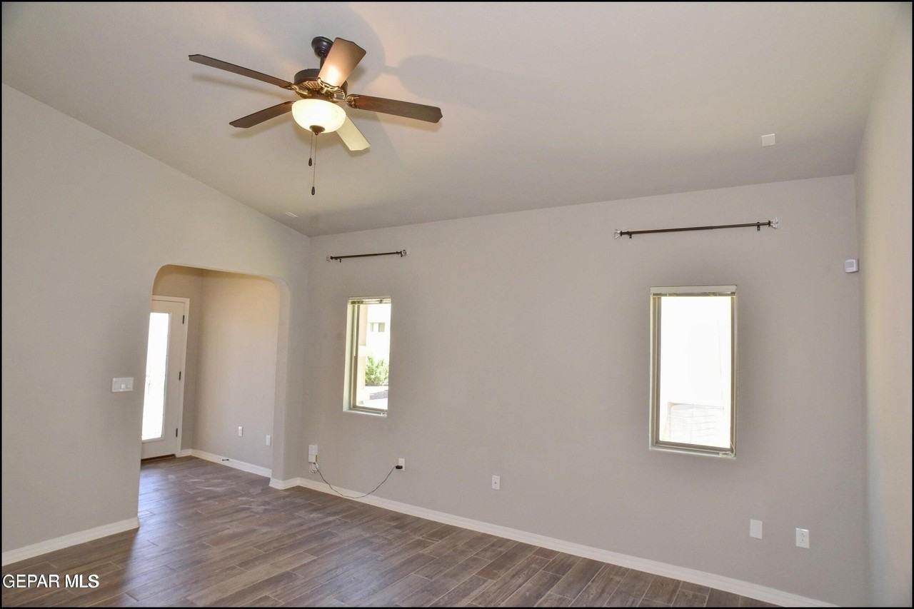 2120 Thomas Lackland St - Photo 6 of 41