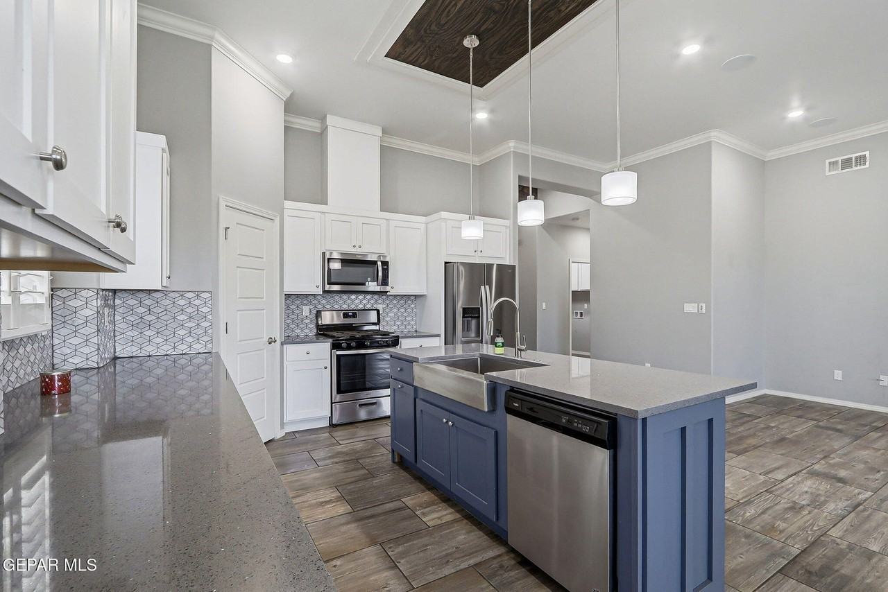 13453 Coldham St - Photo 6 of 35