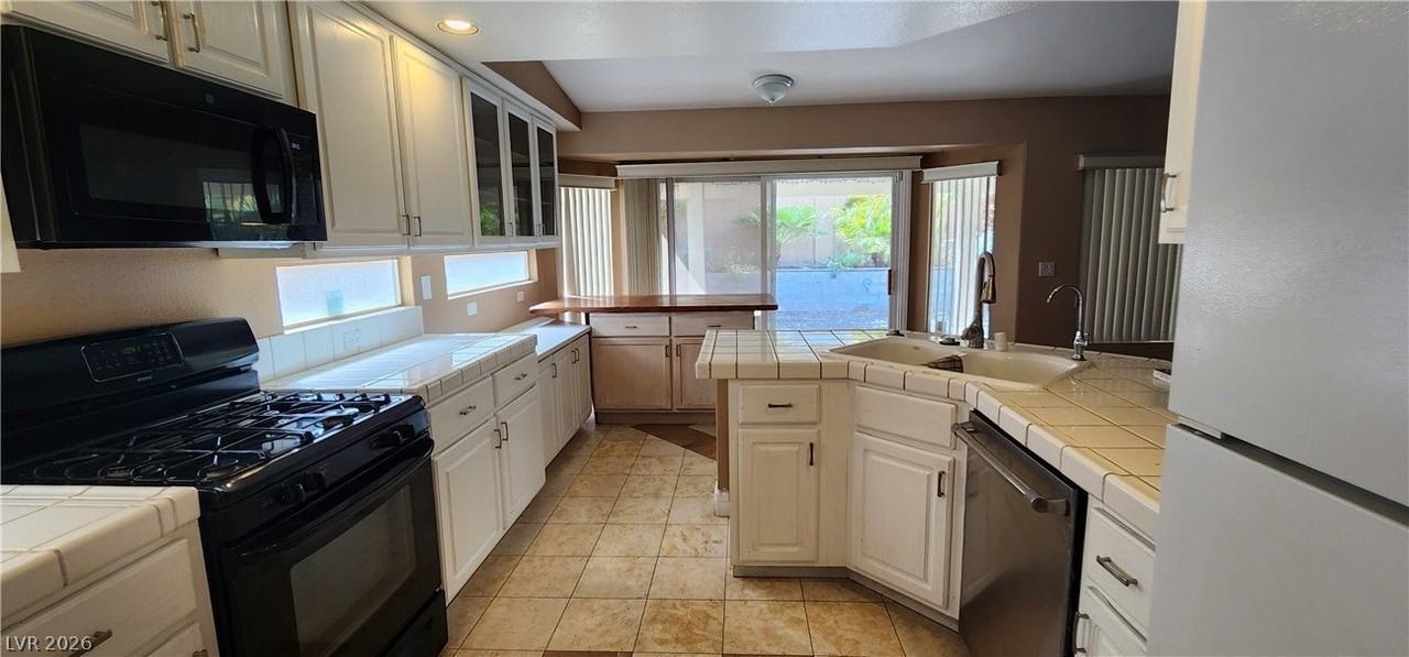 1395 Falling Snow Ave - Photo 4 of 22