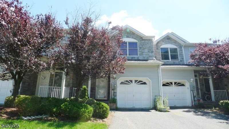 370 Summerhill Dr - Photo 4 of 15