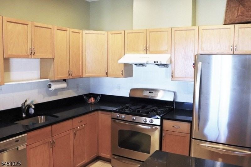 370 Summerhill Dr - Photo 6 of 15
