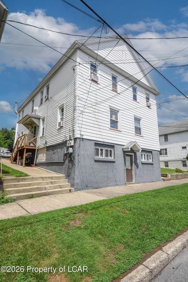 256 1/2 E Grove St - Photo 2 of 24