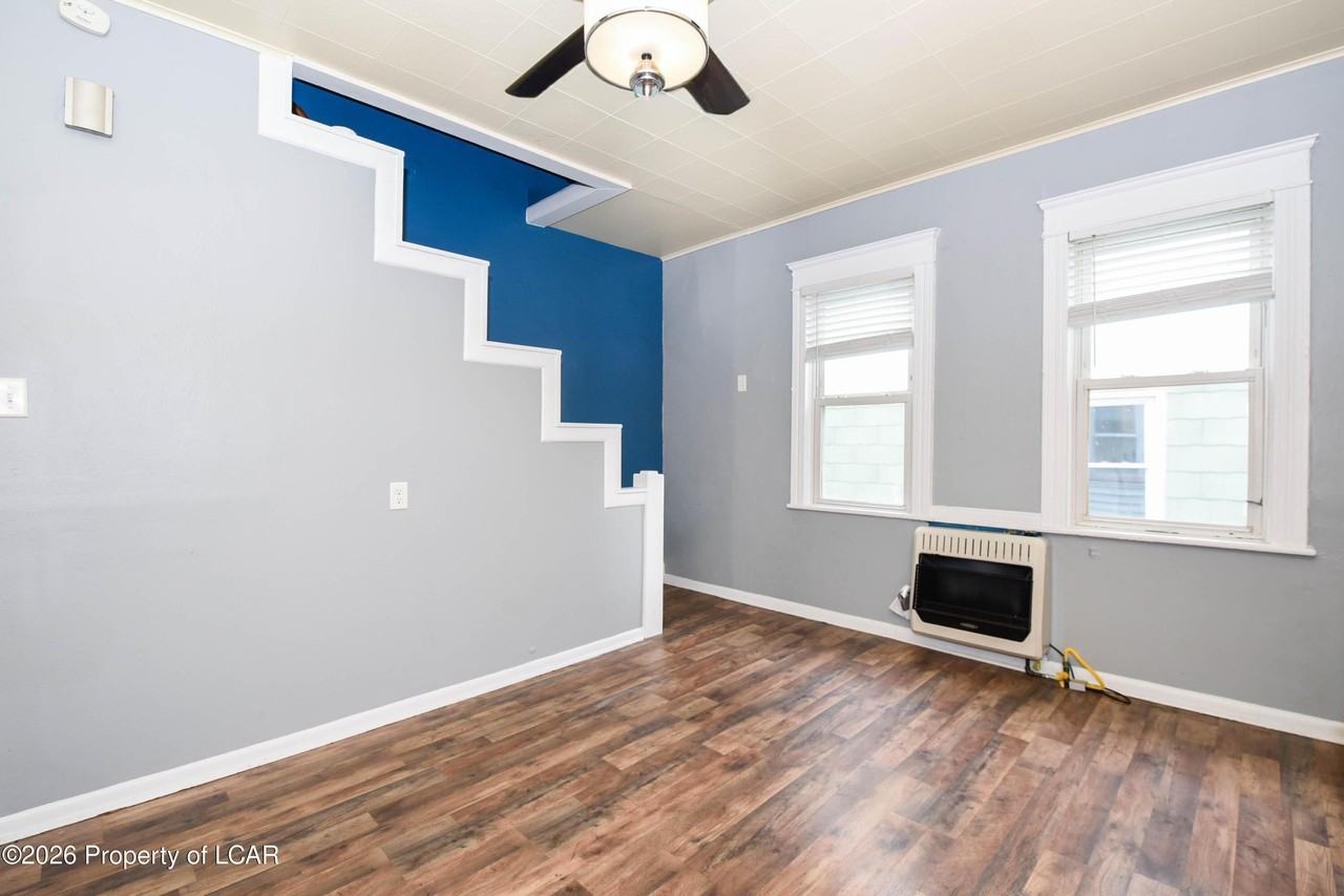 256 1/2 E Grove St - Photo 3 of 24