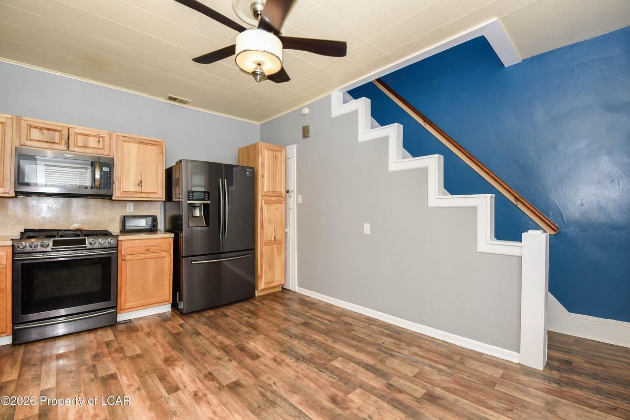 256 1/2 E Grove St - Photo 4 of 24