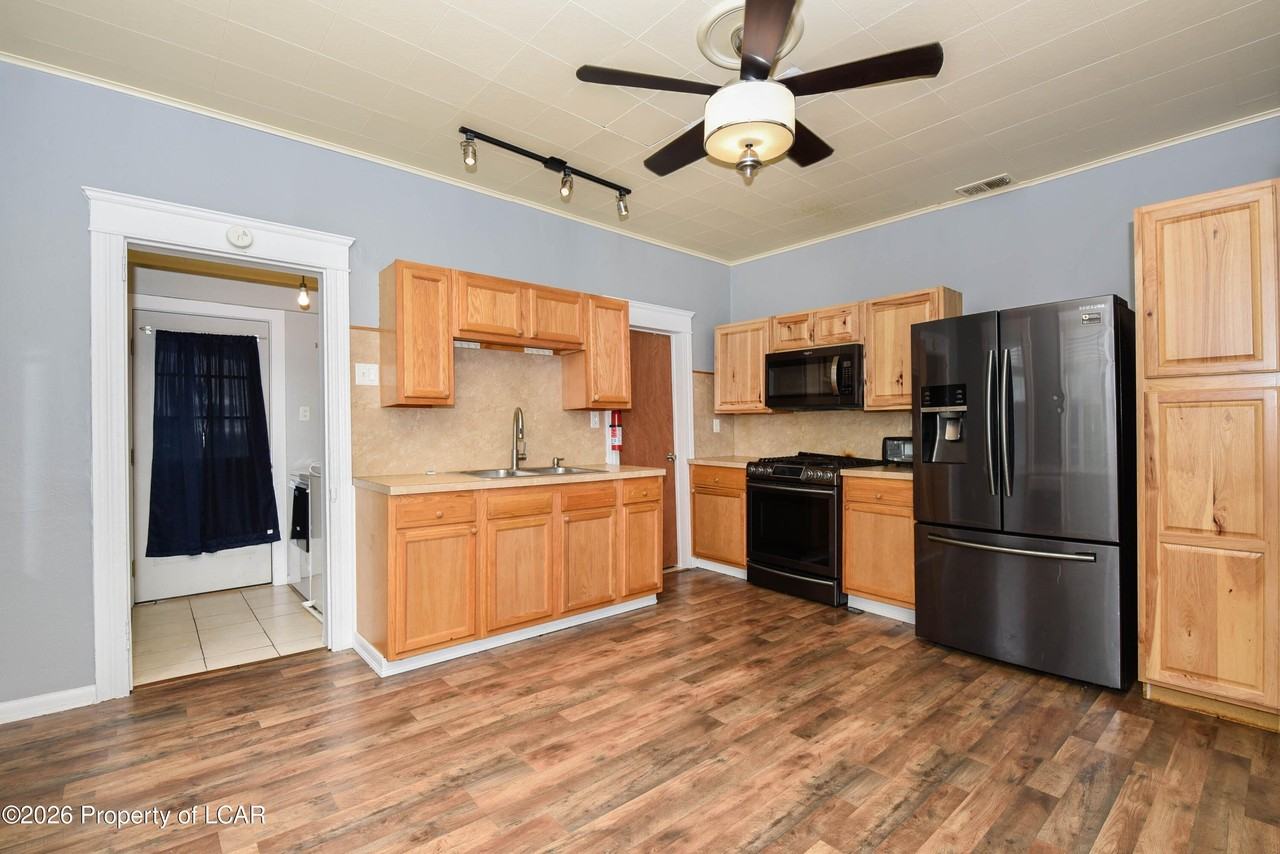 256 1/2 E Grove St - Photo 5 of 24