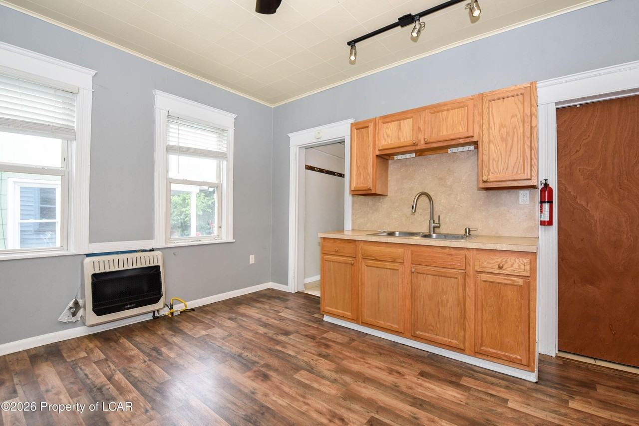 256 1/2 E Grove St - Photo 6 of 24