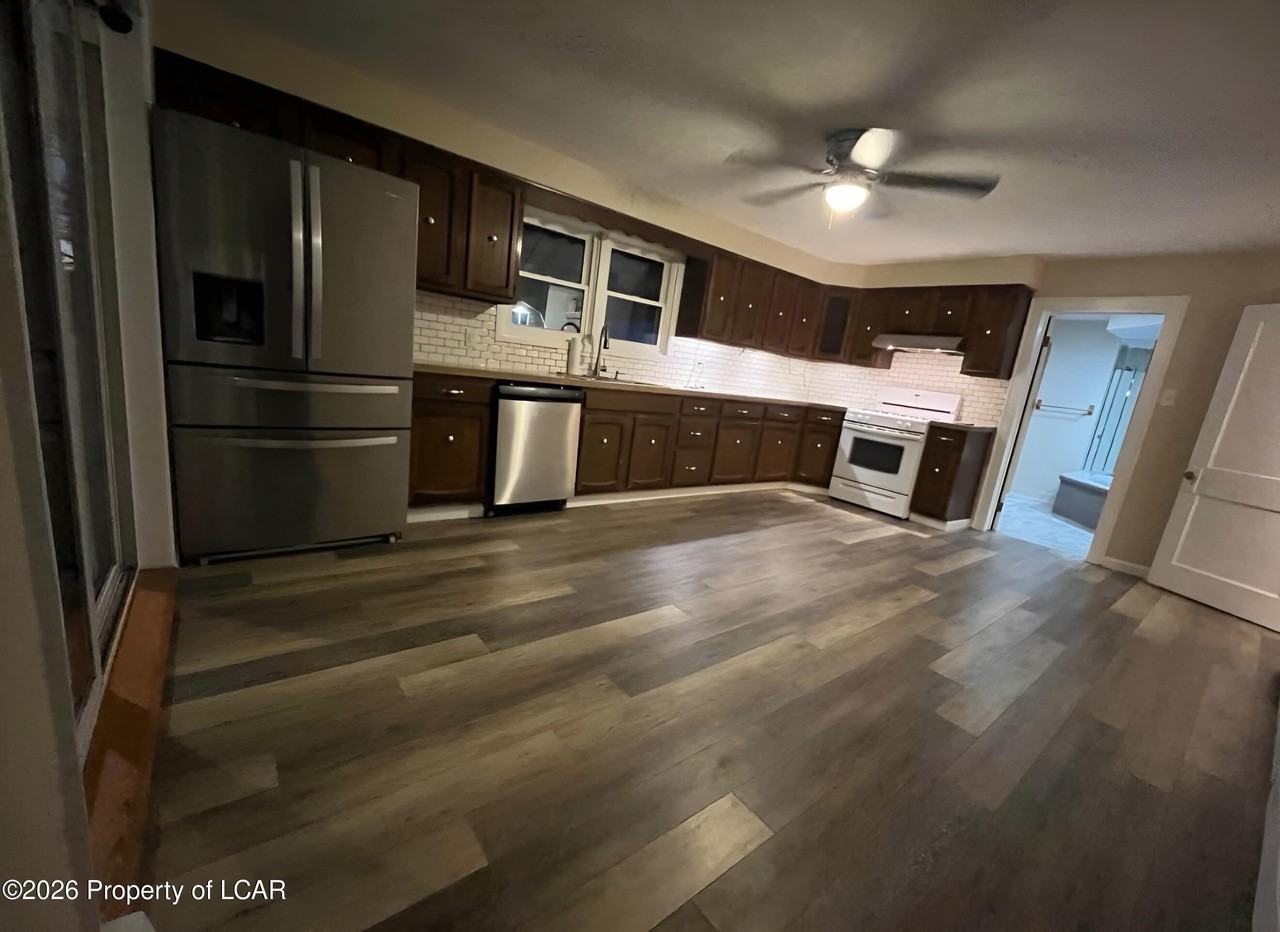 260 E Grove St - Photo 5 of 36