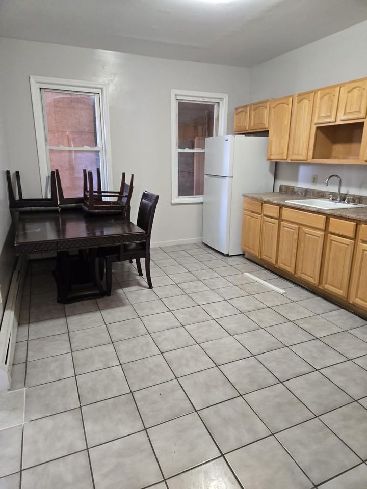 325 Grand St #2L - Photo 5 of 10