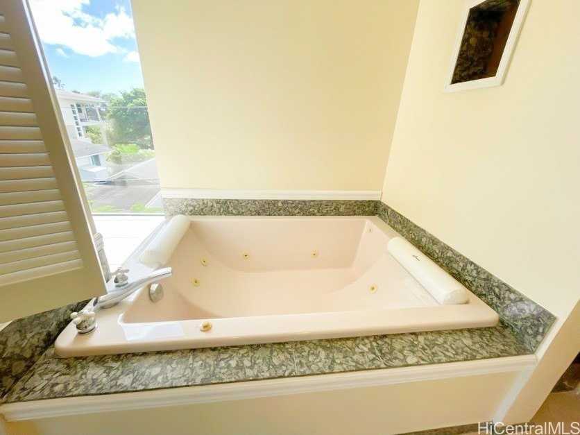 123 Maunalua Ave Apt D #18 - Photo 6 of 23