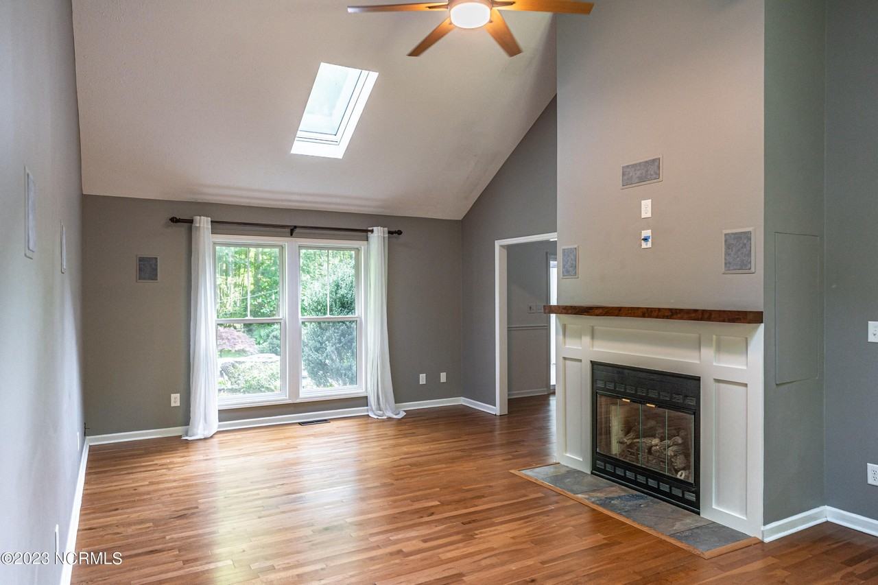 145 Sandhurst Pl - Photo 3 of 32