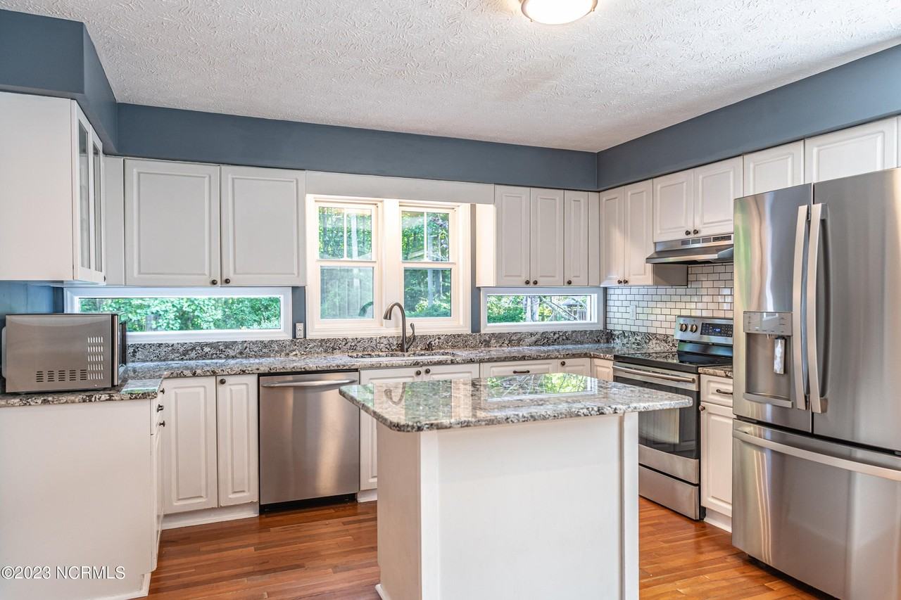 145 Sandhurst Pl - Photo 4 of 32