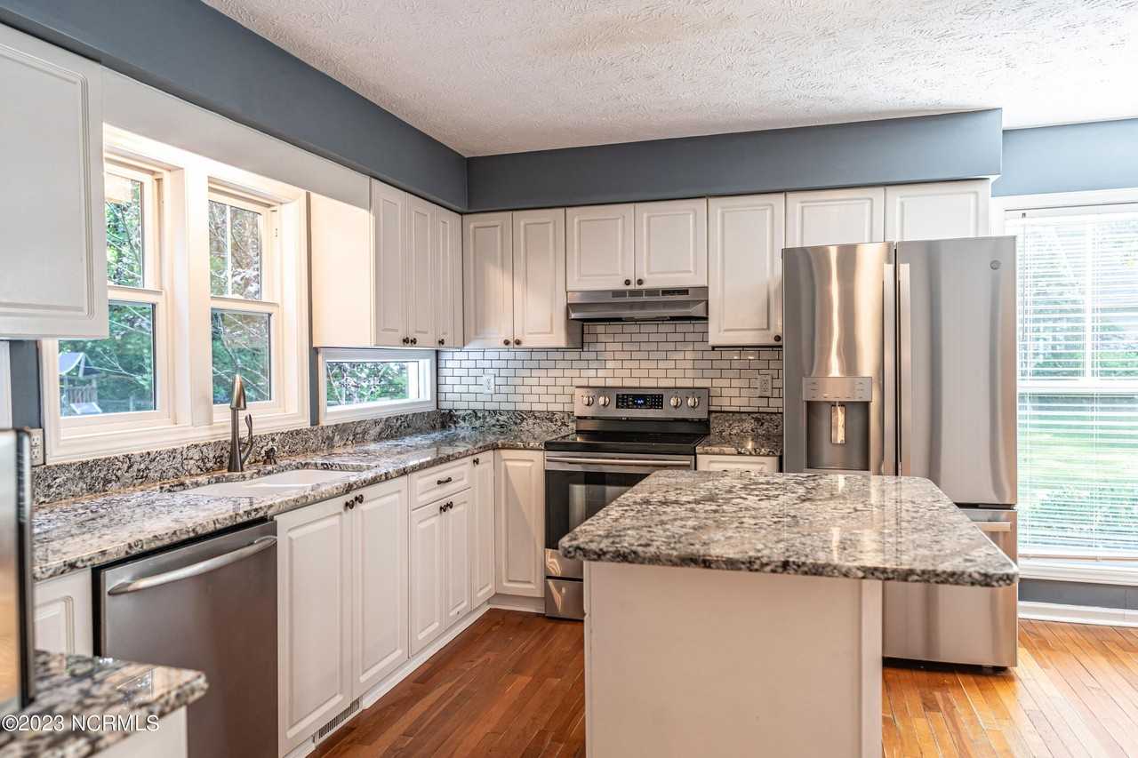 145 Sandhurst Pl - Photo 5 of 32