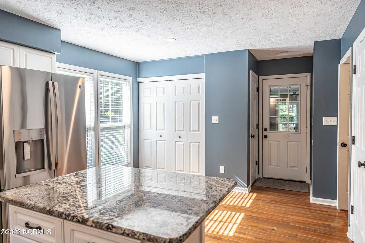 145 Sandhurst Pl - Photo 6 of 32