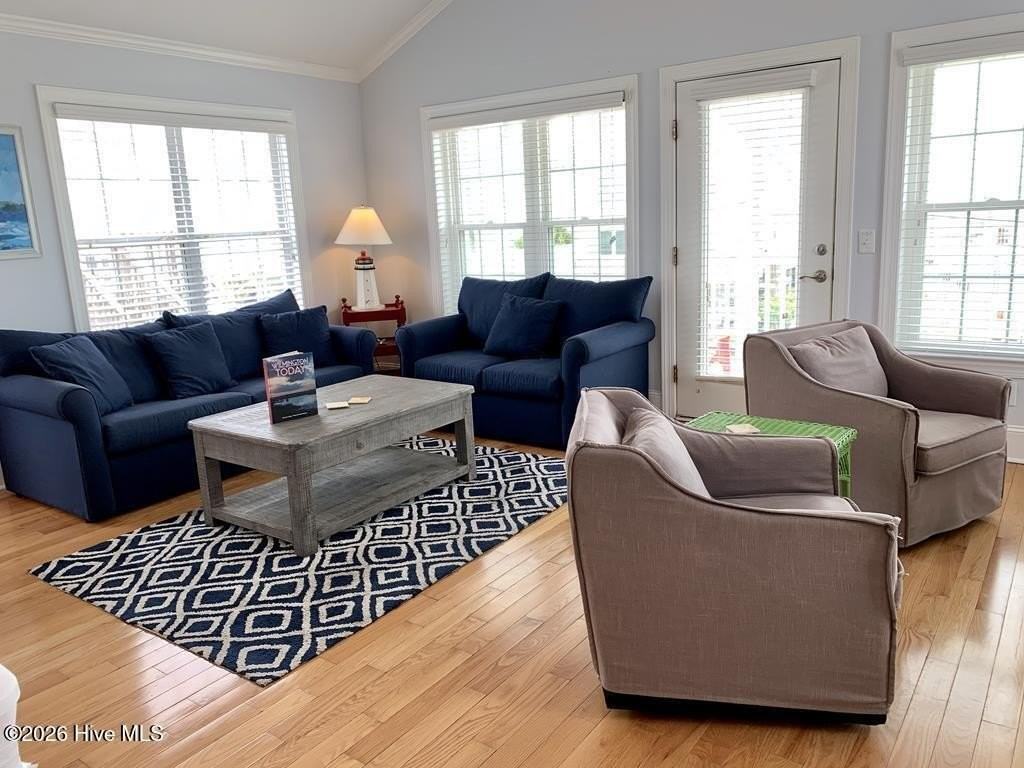 305 N Shore Dr - Photo 4 of 21