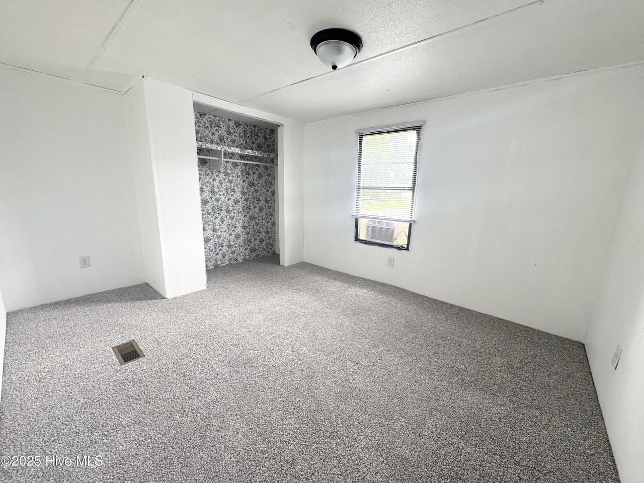 202 Bud St - Photo 3 of 6