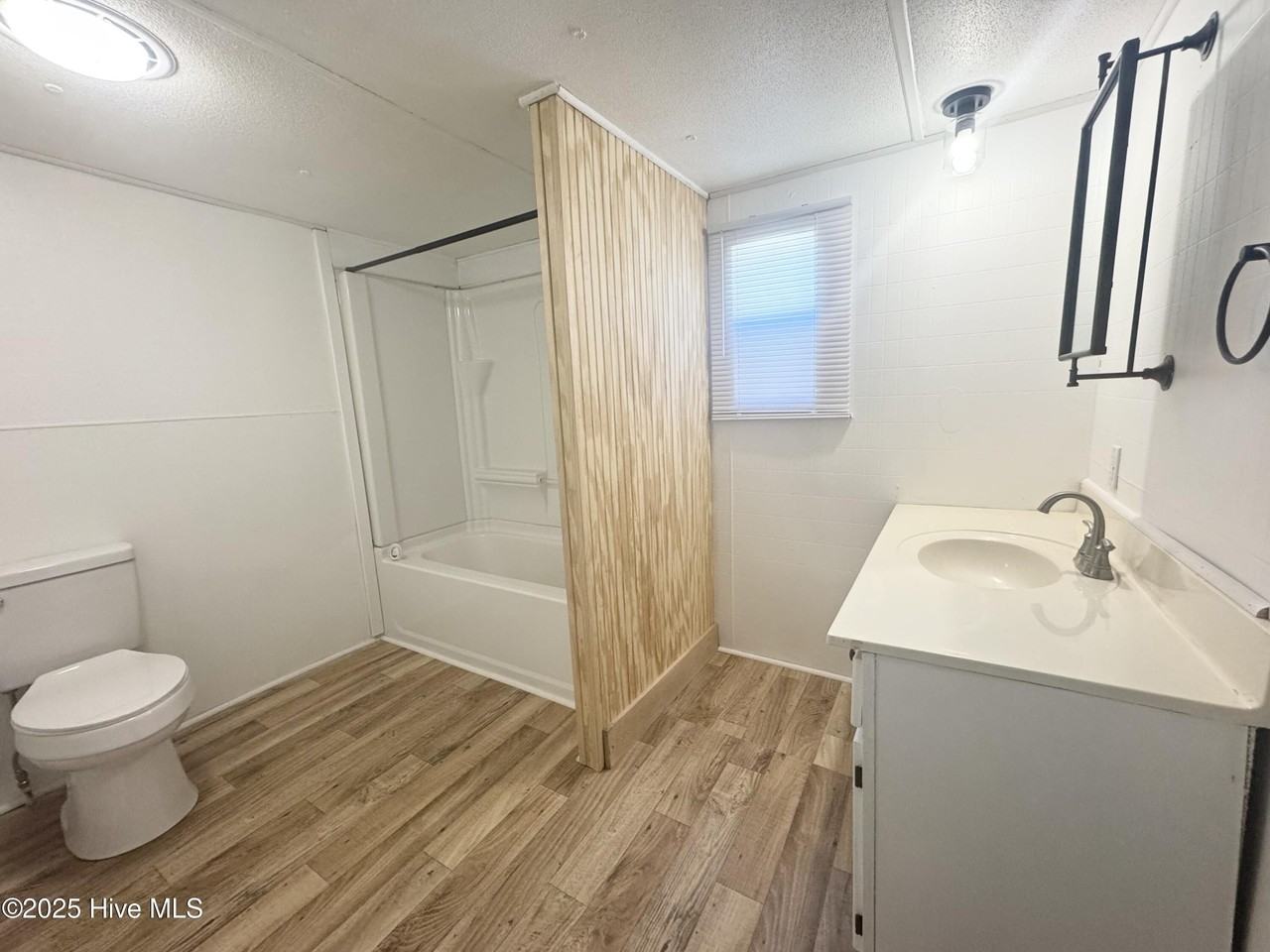 202 Bud St - Photo 4 of 6