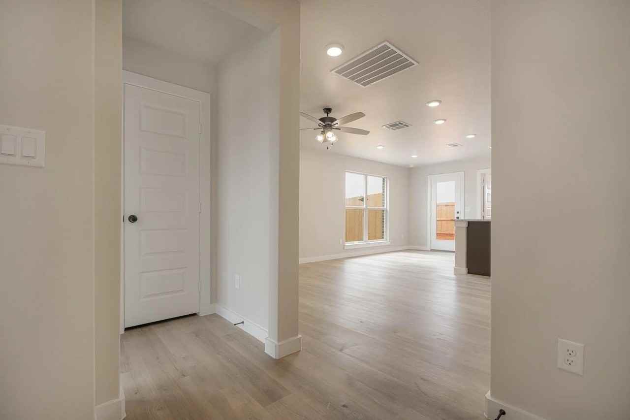 7221 37th St - Photo 2 of 10