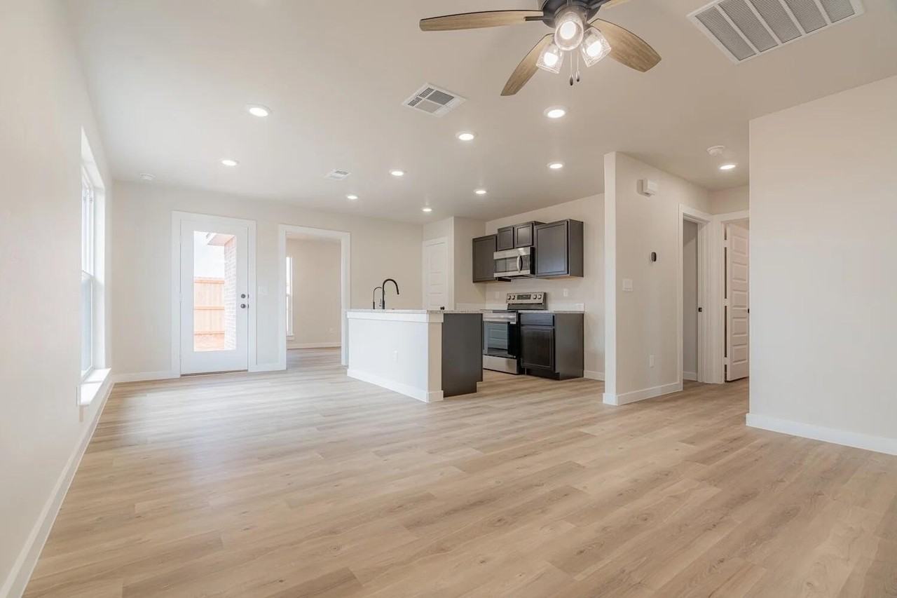 7221 37th St - Photo 3 of 10