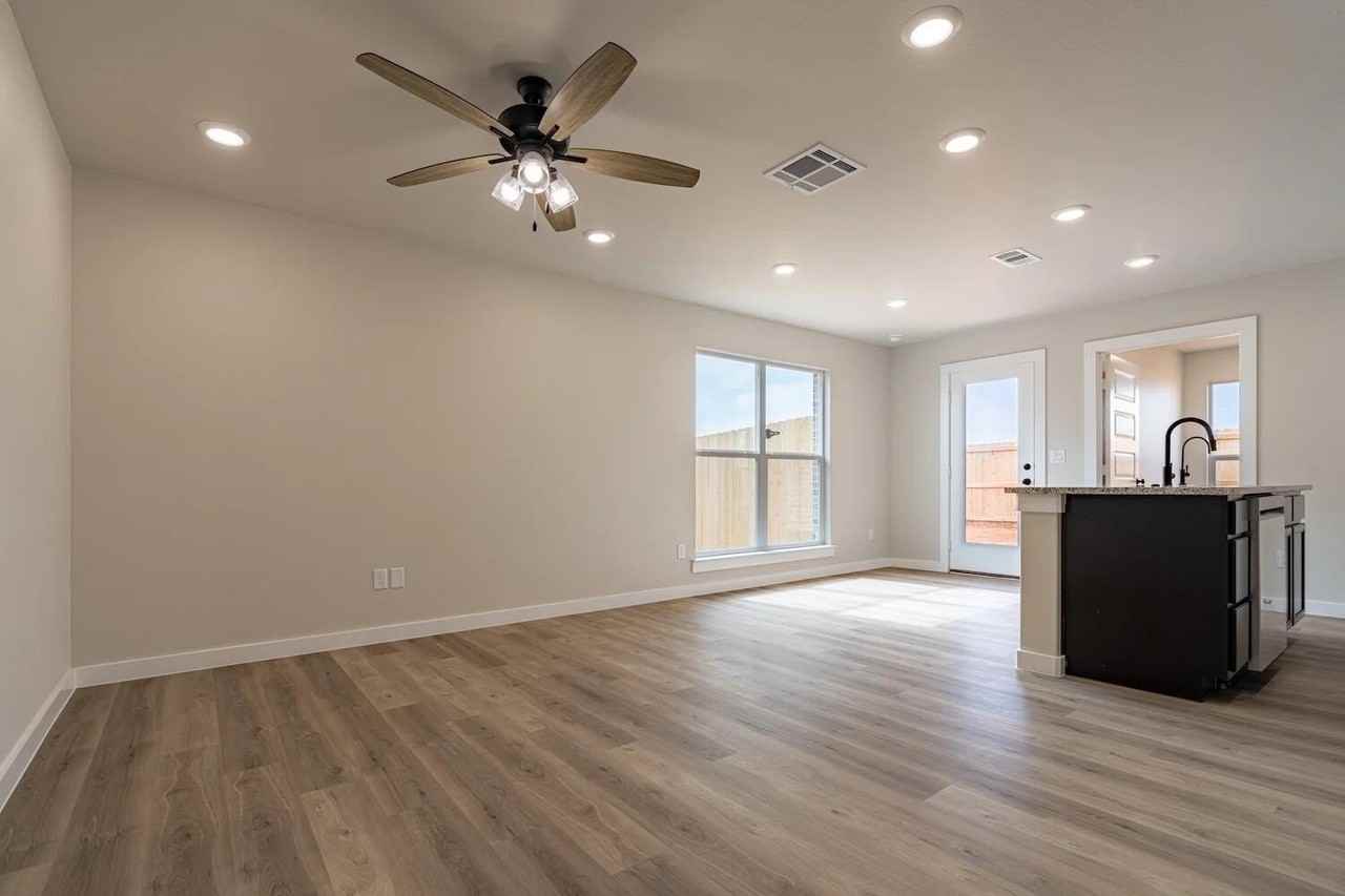7221 37th St - Photo 4 of 10