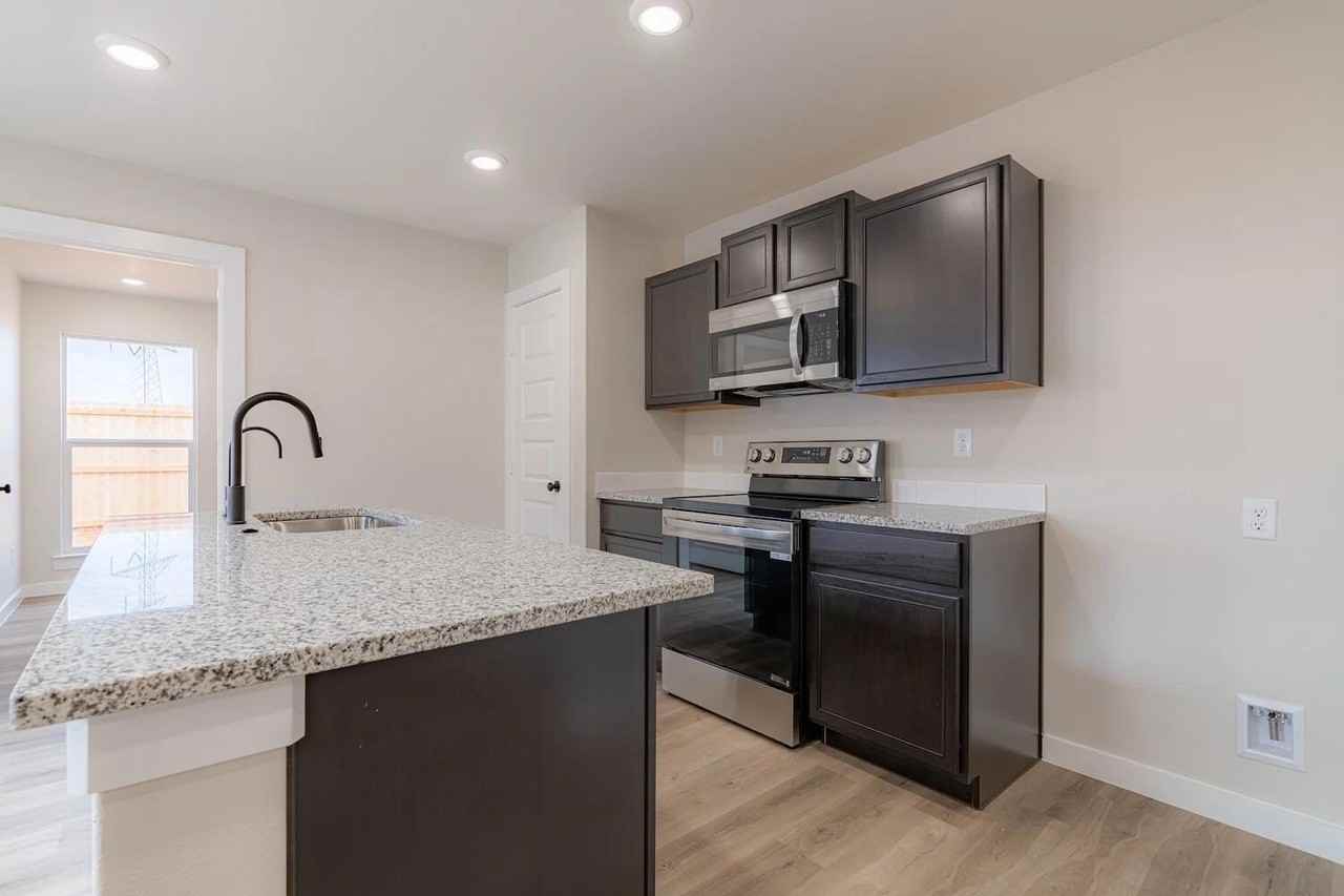 7221 37th St - Photo 6 of 10