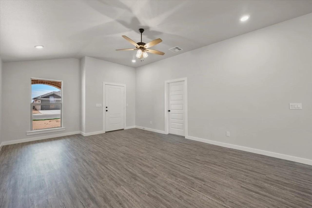 5548 Auburn St - Photo 4 of 12