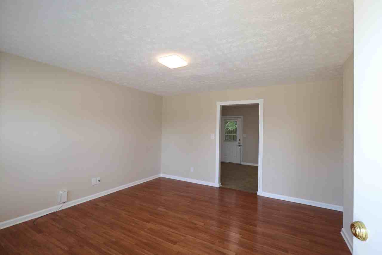 212 Foxwood Dr - Photo 2 of 17