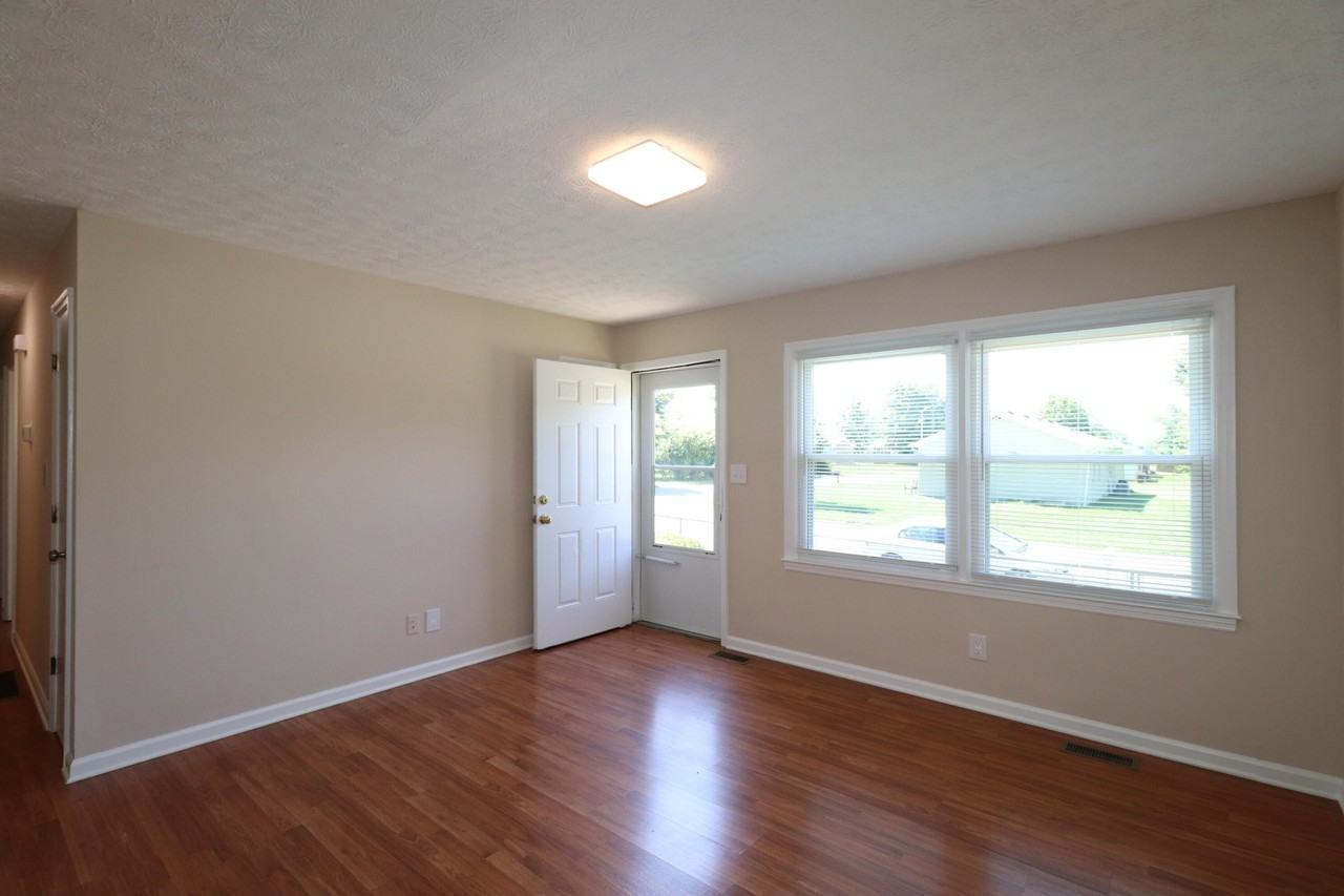 212 Foxwood Dr - Photo 3 of 17