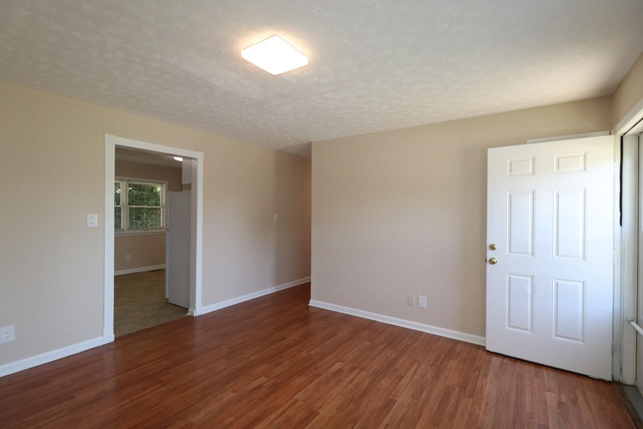 212 Foxwood Dr - Photo 4 of 17