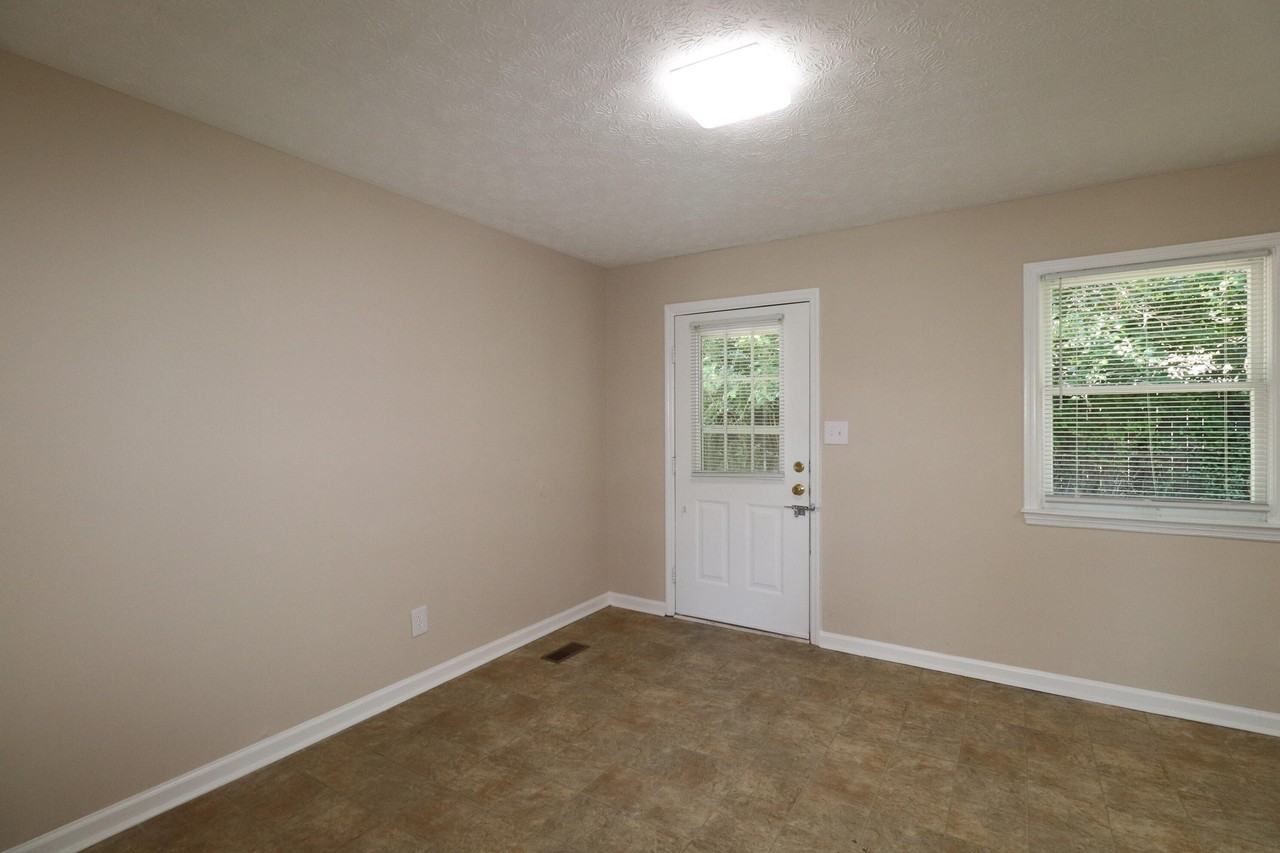 212 Foxwood Dr - Photo 5 of 17