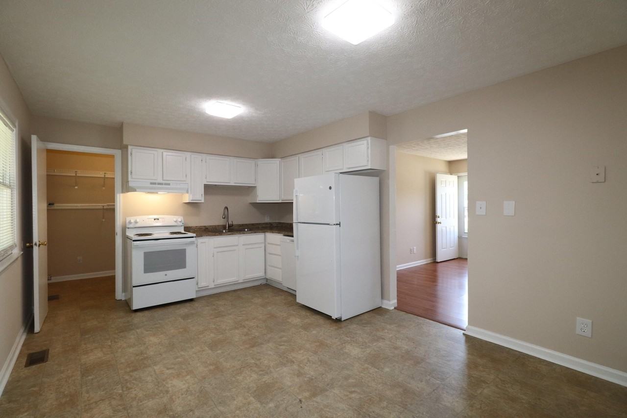 212 Foxwood Dr - Photo 6 of 17