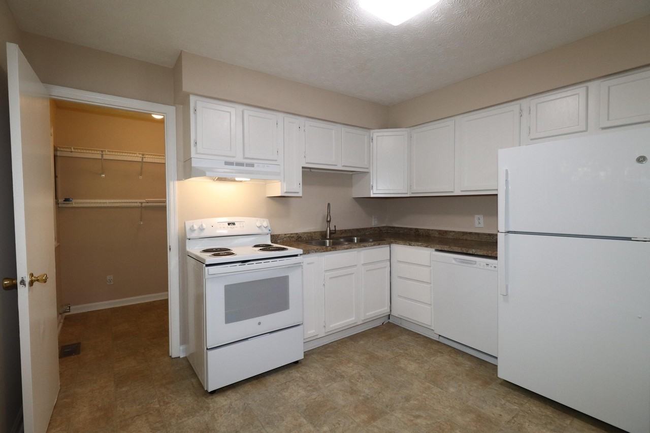 212 Foxwood Dr - Photo 7 of 17
