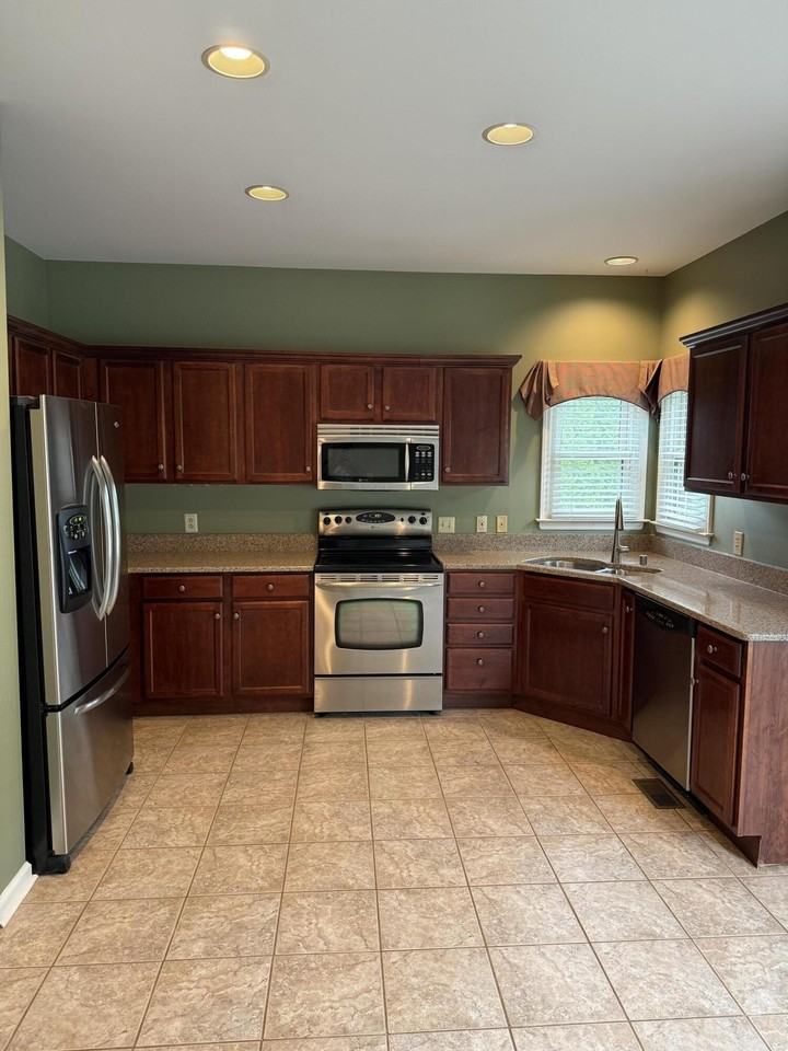 3652 Fair Ridge Dr - Photo 5 of 15