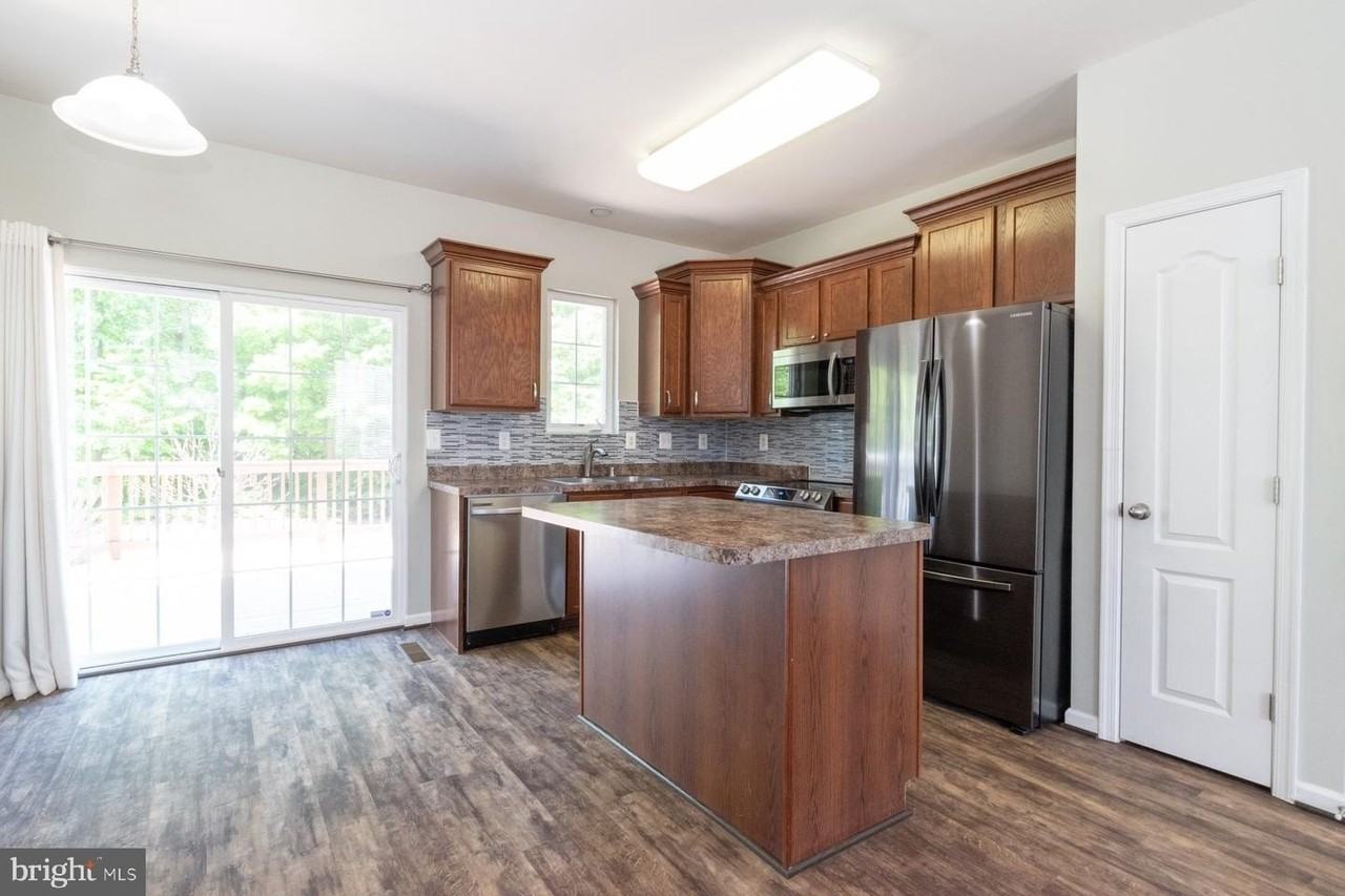 6810 Warfield St - Photo 3 of 50