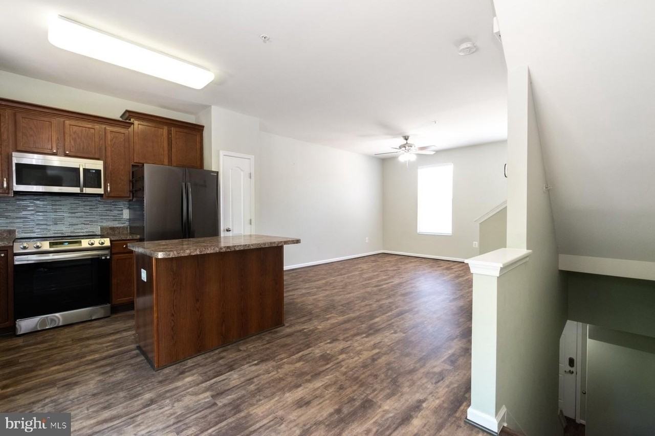 6810 Warfield St - Photo 4 of 50