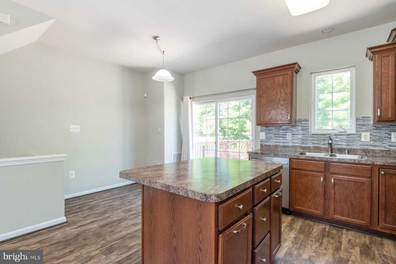 6810 Warfield St - Photo 7 of 50