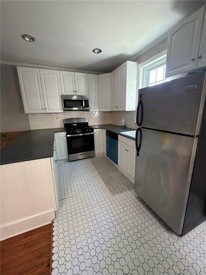 350 Dupont St - Photo 4 of 7