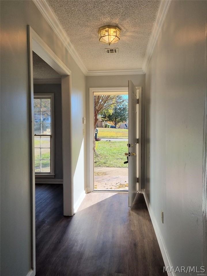 2044 Edinburgh Dr - Photo 5 of 34